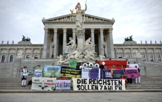 Transparente vor dem Parlament